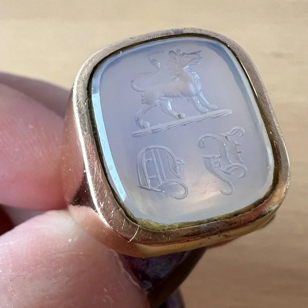 VINTAGE 9K GOLD WHITE CHALCEDONY LION INTAGLIO SIGNET RING BRITISH HALLMARKS